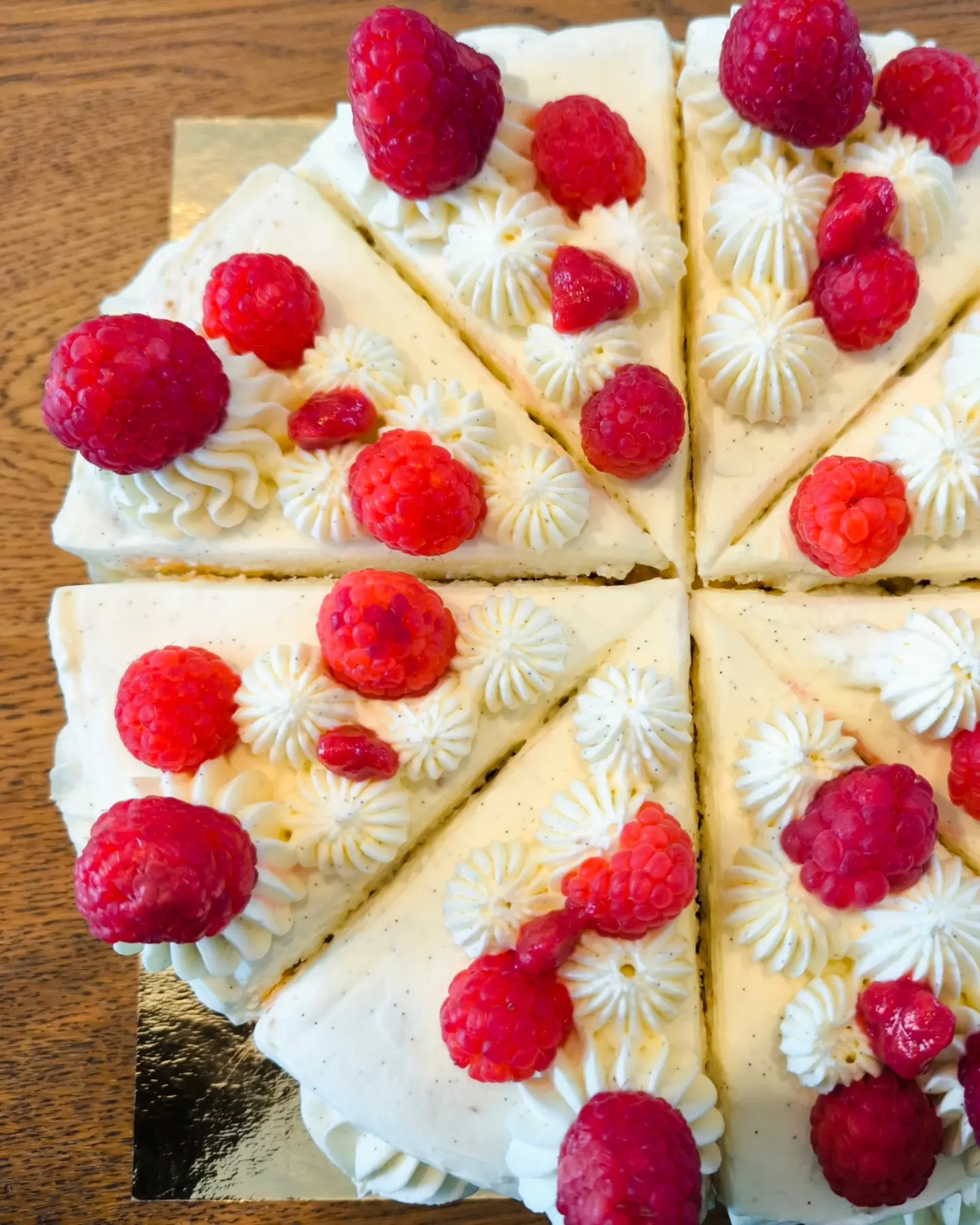 Layer cake vanille framboises